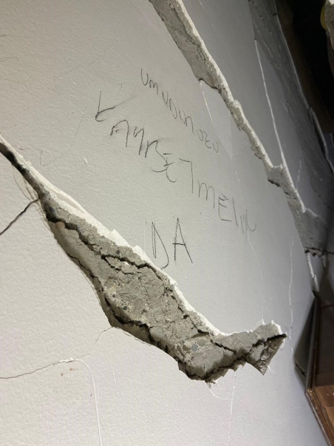 Duvara 'umudunuzu kaybetmeyin' yazdı, 64 saat sonra 'ışığı' gördü